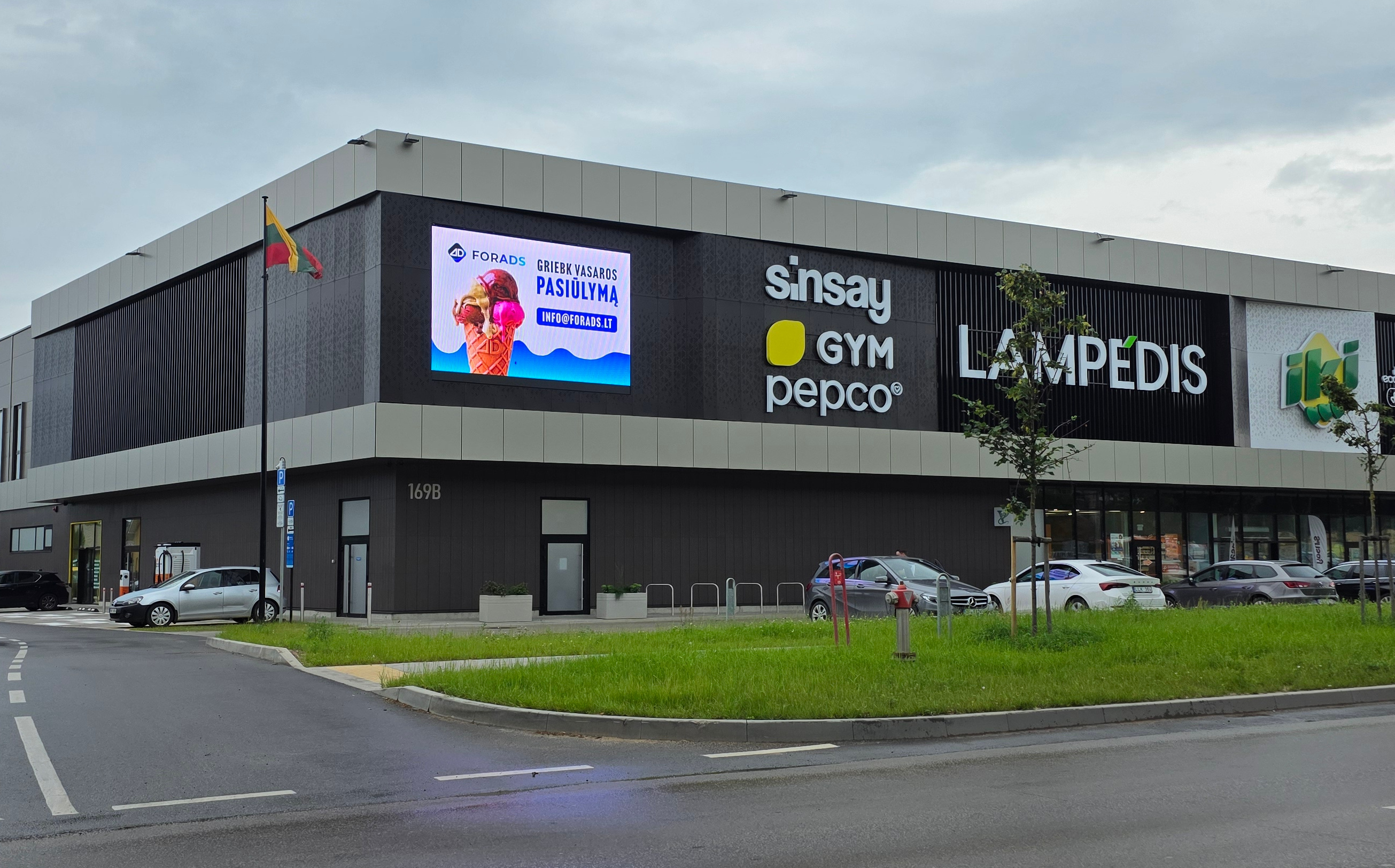 IKI laternaposti reklaamekraan